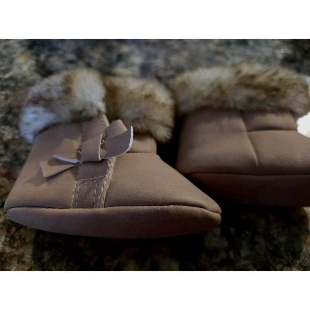 Ankel booties. Baby girl shoes. Faux Fur. Mocosin. Bows